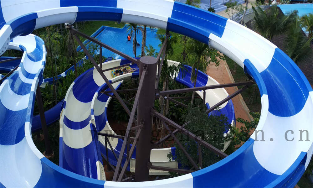 鳄鱼水滑梯探险记：欢乐刺激的水上冒险