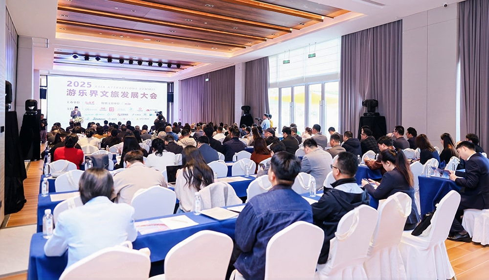 科技铸就非凡体验，专业成就行业标杆——jinnianhui今年会游乐荣膺2025金冠奖“杰出水滑道设备奖”